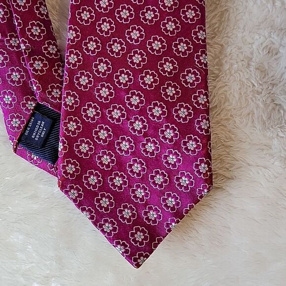 Charles Tyrwhitt Other - Charles Tyrwitt magenta hot pink daisies silk tie